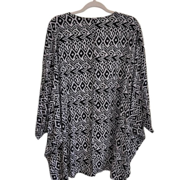 Black and Cream Icat Patterned Ruana = I.N. Studio. Size XL. EUC - Picture 2 of 6